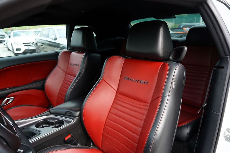 Dodge Challenger 5.7L V8 Hemi/Shaker/kůže/375 P - fotka 22 z 41