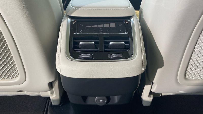 Volvo XC90 (2026) ULTRA BRIGHT, B5 AWD, 184+10 k - fotka 15 z 15