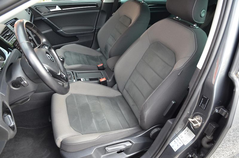 Volkswagen Golf (2017) 2.0 TDi 110kW HIGHLINE / LED - fotka 19 z 38