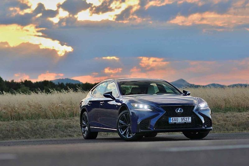 Lexus LS 500.