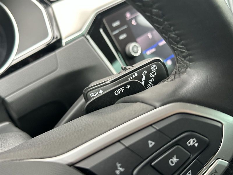 Volkswagen Passat Variant (2023) 2.0 TDI 4Motion DSG R-Line - fotka 22 z 35