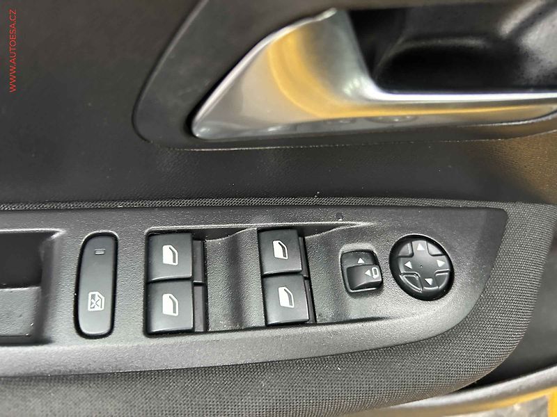Peugeot 208 (2023) 1.2 PT, 1.maj,ČR, Temp., AC - fotka 11 z 16