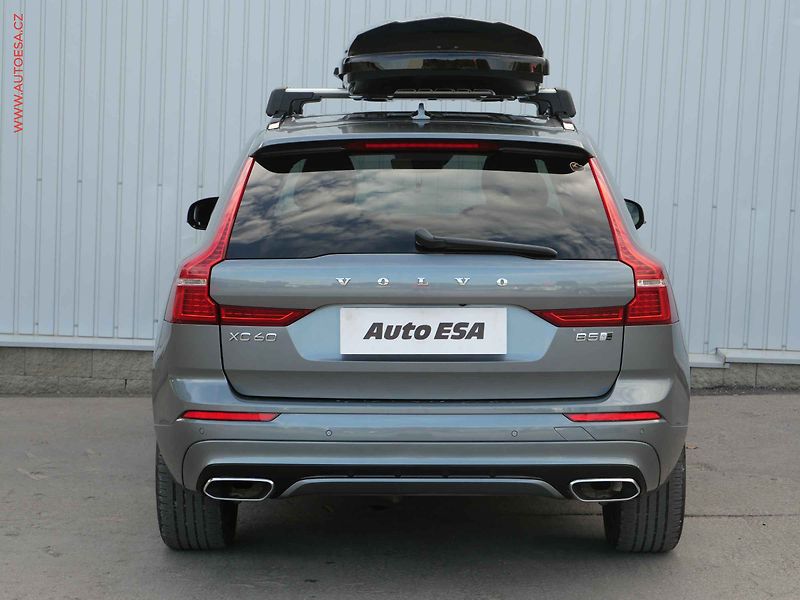 Volvo XC60 (2019) 2.0 D 4x4, R-design, AT, LED - fotka 5 z 24
