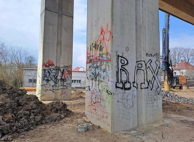 Ve Slaném-Kvíci musí výstavbě nového dálničního mostu ustoupit domy i některé zahrádky s chatkami.