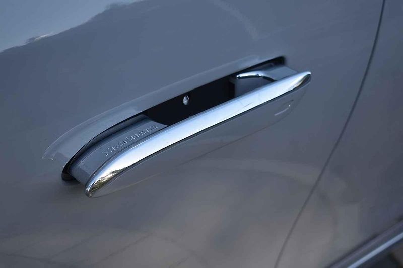 Nový Mercedes-E je současně důstojný i naprosto moderní