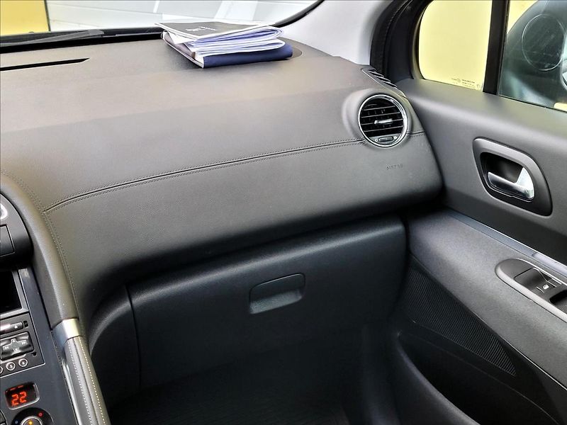Peugeot 3008 1,6 b-HDi NAVi*SERV.KNÍŽKA* - fotka 30 z 43