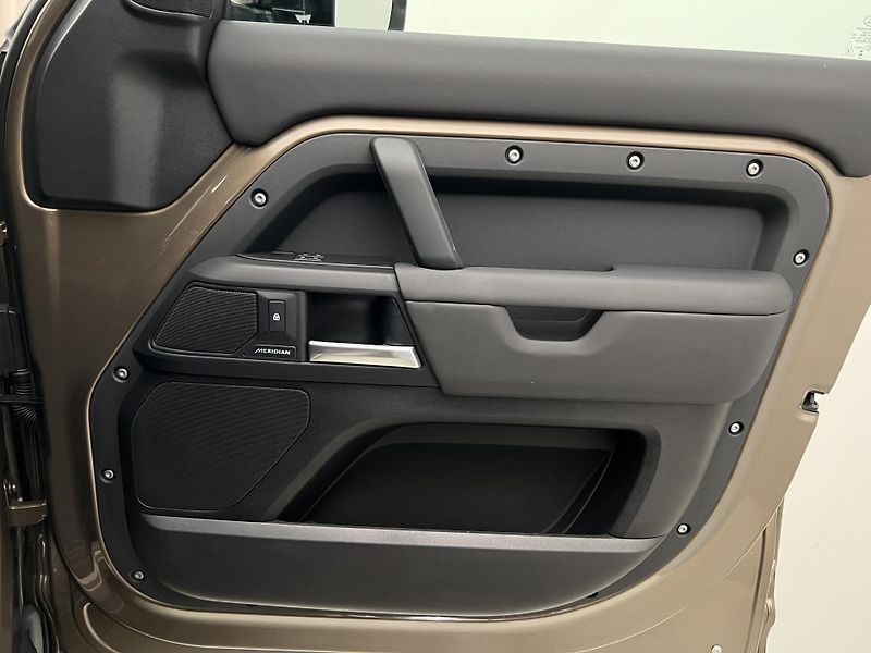 Land Rover Defender 110 D300 AWD X-DYNAMIC SE AUT - fotka 45 z 45