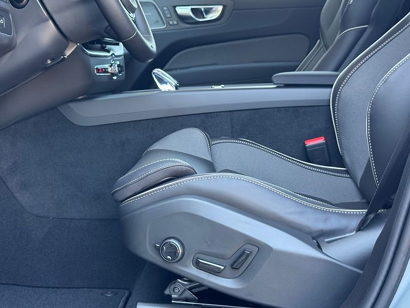 Volvo XC60 (2026) AKCE 4+4 PLUS B5, BLACK EDITIO - fotka 9 z 23