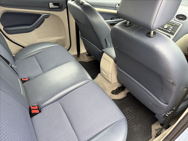 Ford Focus 1.6 Ghia - fotka 16 z 16