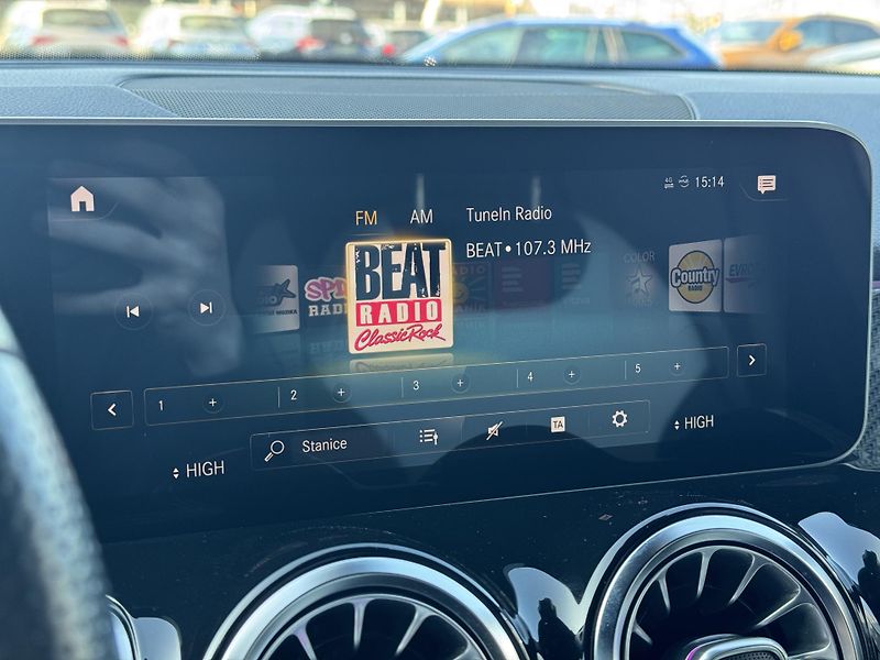 Mercedes-Benz GLB (2019) 200d 4Matic, AMG Line Head-up  - fotka 34 z 51