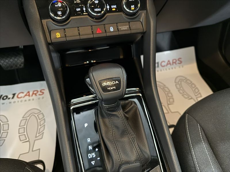 Škoda Karoq 2,0   TDI DSG 4X4 VIRTUAL ACC - fotka 19 z 33