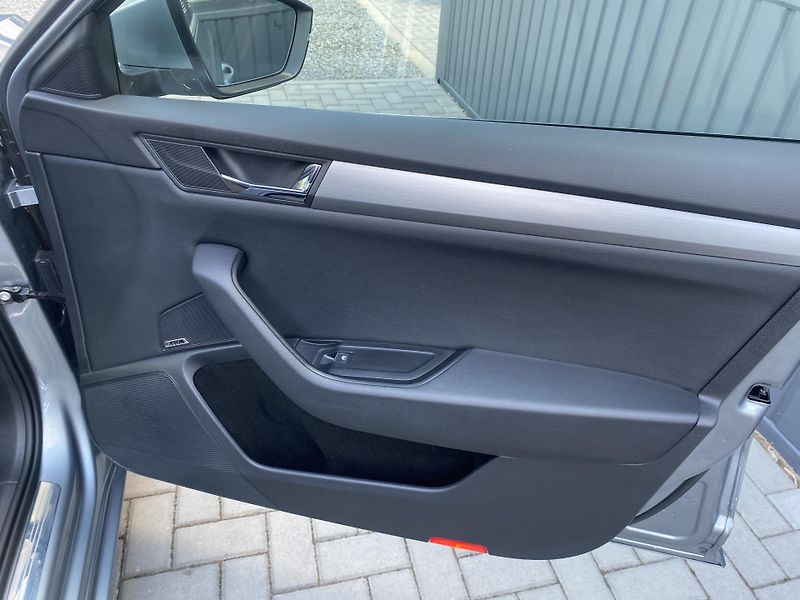 Škoda Superb 2.0TDI110kW-1xMAJ.-CZ-66 000KM - fotka 38 z 43