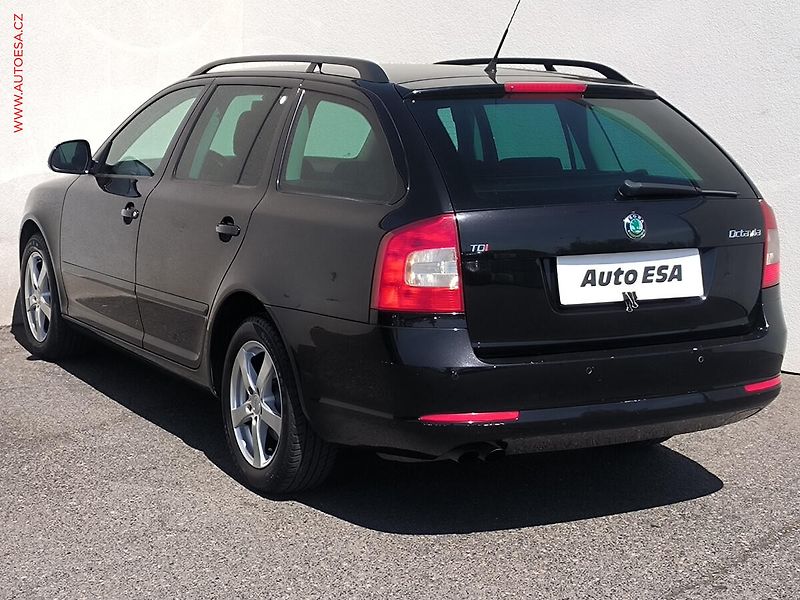 Škoda Octavia (2010) 2.0 TDi, Navi, AC - fotka 6 z 17