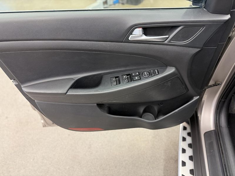 Hyundai Tucson 1.7 CRDi 104 kW - fotka 17 z 19