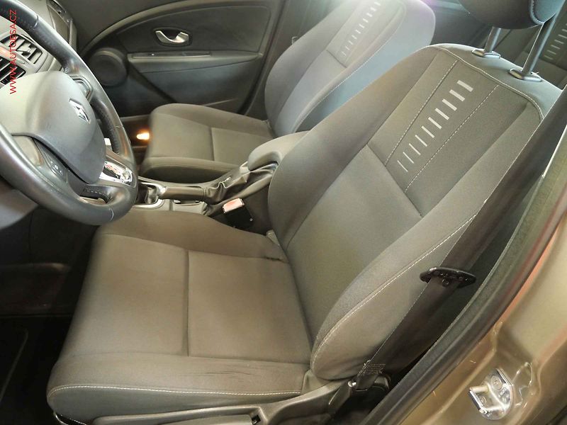 Renault Mégane (2009) 1.6i, ČR, AC, temp - fotka 9 z 22