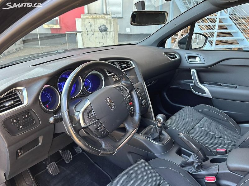 Citroën DS4 (2012) 1.6i, 88kw - fotka 13 z 18