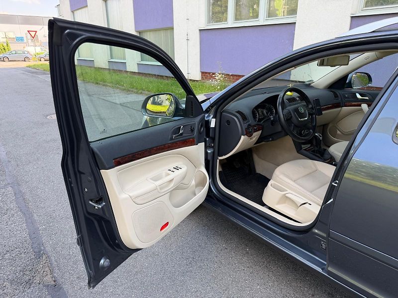Škoda Octavia 2,0 TDi combi / servis.kn. / - fotka 7 z 37