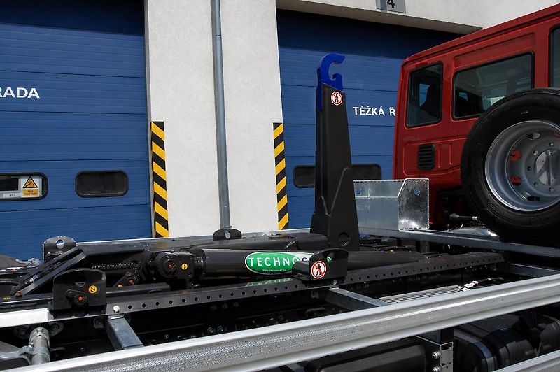 Iveco Eurocargo (2026) 120E22 natahovák, skladem - fotka 2 z 4