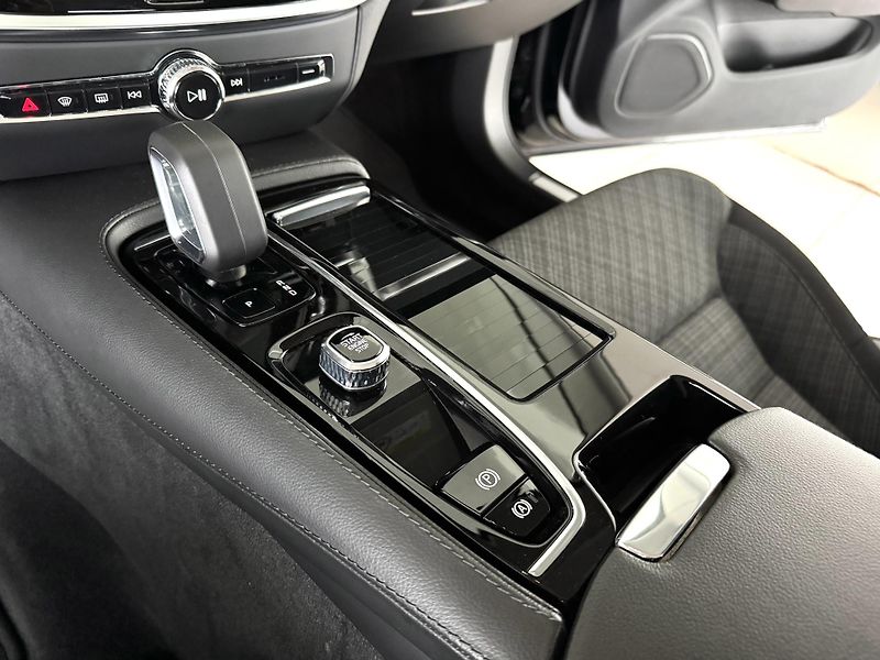 Volvo V60 T6 AWD*Recharge*KeyLess*Tažné - fotka 28 z 39