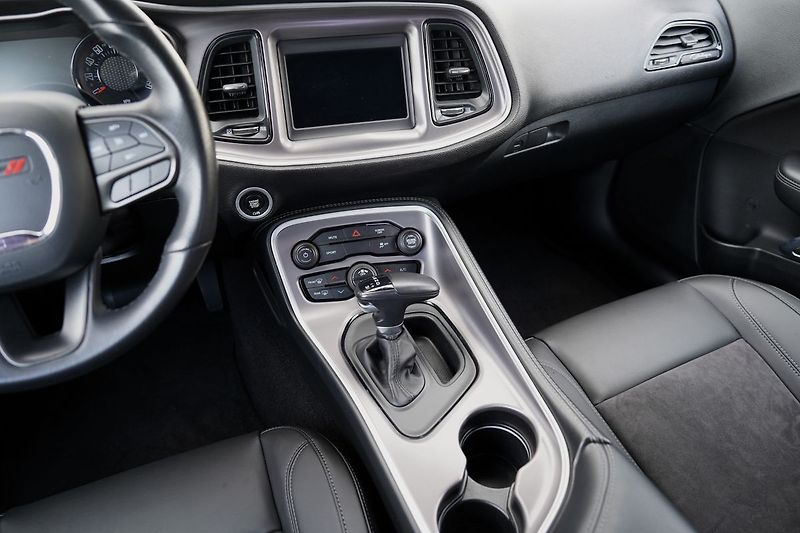 Dodge Challenger 3.6 V6 automat,/kůže/xenony - fotka 26 z 37