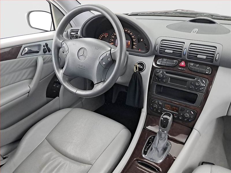 Mercedes-Benz Třídy C (2003) C 240 4MATIC, 4X4, Automat - fotka 7 z 17
