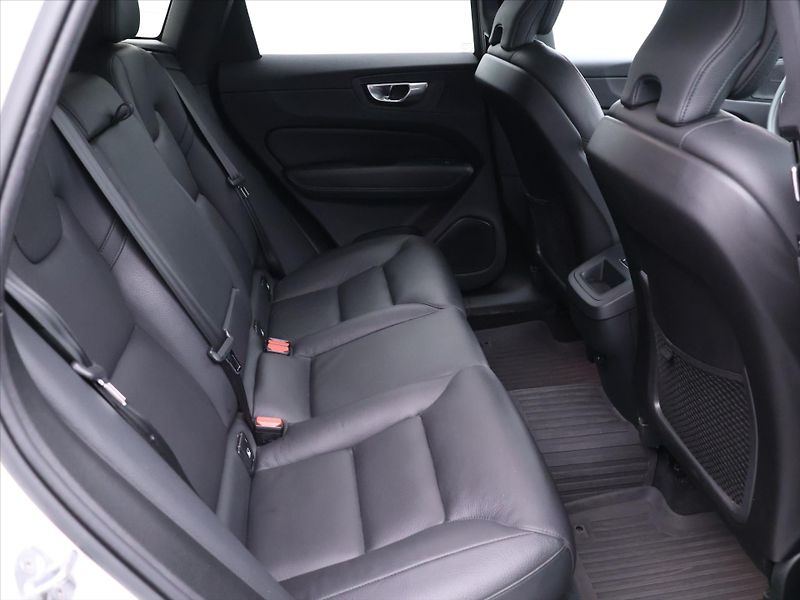 Volvo XC60 2,0 B5 173kW AWD Plus Dark CZ - fotka 13 z 33