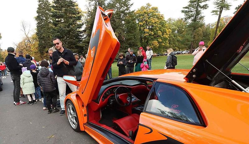Luxusní supersporty projely západ Čech, milionové rarity přibrzdily v Kynžvartu