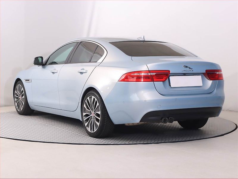 Jaguar XE (2015) E-Performance, Navi, Xenony - fotka 4 z 21