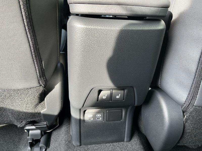 Toyota Prius 2.0L PHEV Executive - fotka 11 z 31
