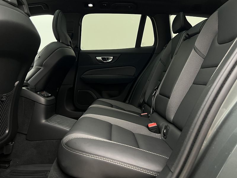 Volvo V60 T6 AWD DARK PLUS 1. maj. - fotka 6 z 49