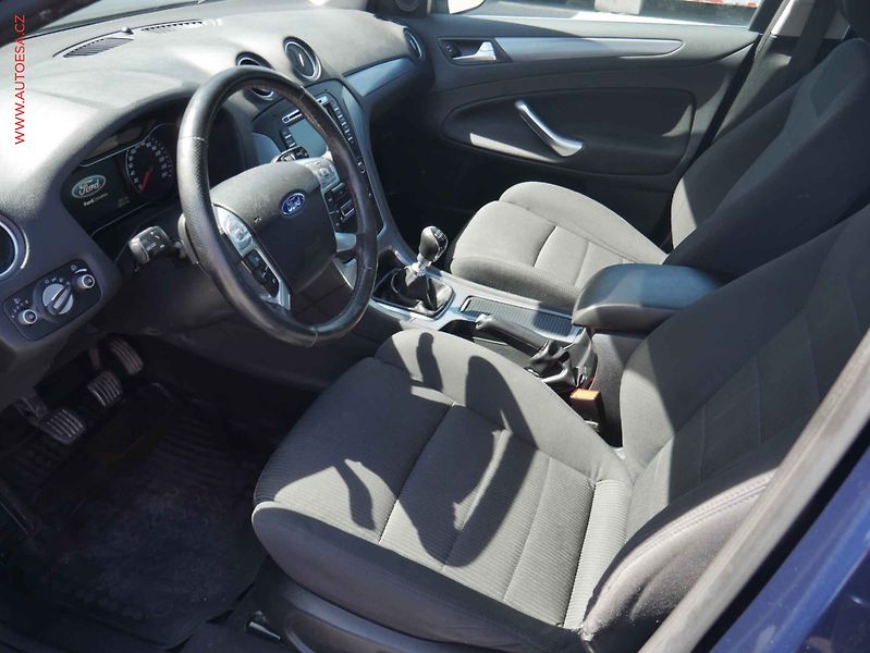 Ford Mondeo (2011) 2.0TDCi, AC, navi, kamera - fotka 9 z 15