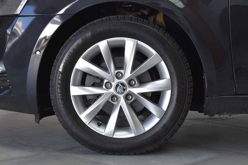 Škoda Octavia 1.6 TDI 85kW *MirrorLink*ACC* - fotka 33 z 40