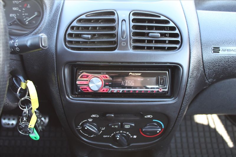 Peugeot 206 1,4 i  KLIMATIZACE - fotka 11 z 20