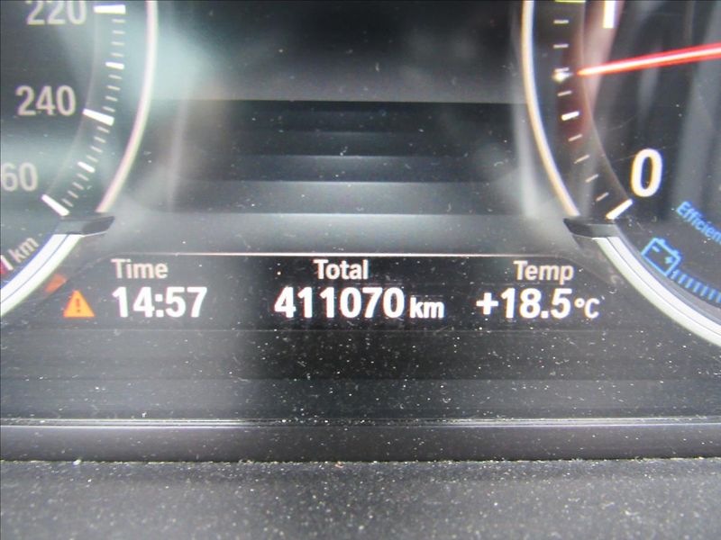 BMW Řada 5 3,0 d 530d xDrive - fotka 14 z 35