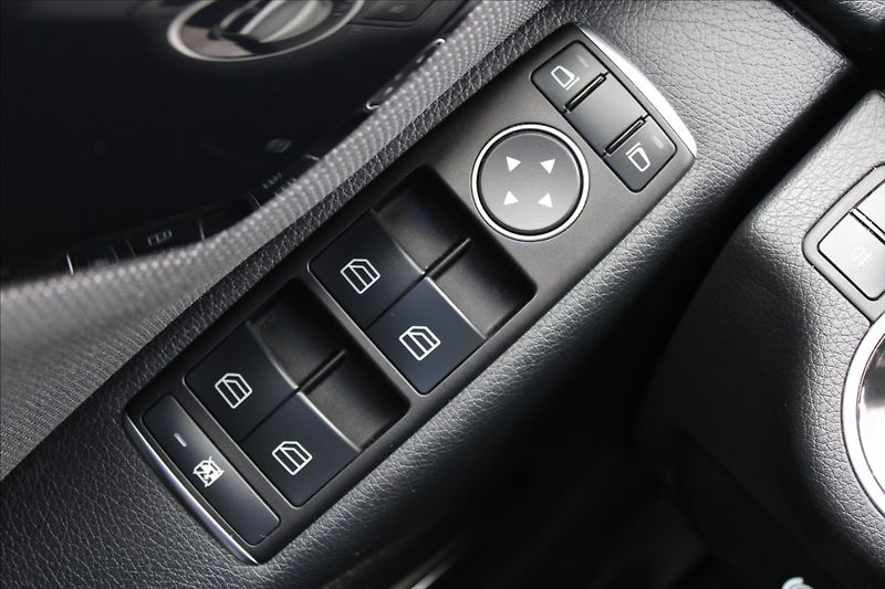 Mercedes-Benz Třídy C 2,1 200d  NOVÉ V ČR,VÝHŘEVY - fotka 18 z 32