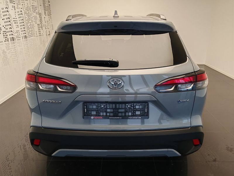 Toyota Corolla Cross 2,0 Hybrid Executive - fotka 5 z 45