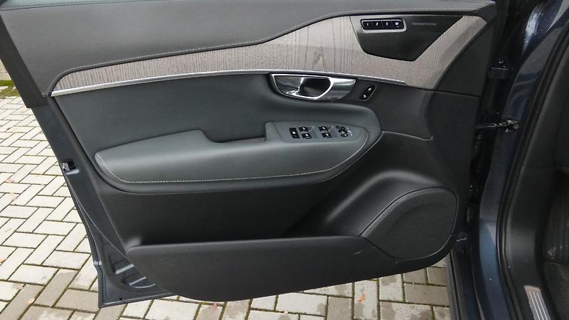 Volvo XC90 B5 AWD Inscription Auto 7míst - fotka 8 z 26