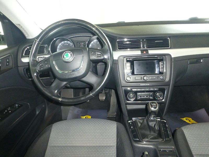 Škoda Superb (2013) 2,0TDI*VYHŘ.S*PARK.S**NAVIGACE - fotka 21 z 28