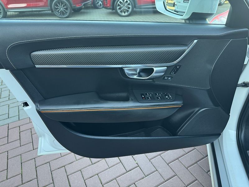 Volvo V90 (2018) 2.0D AWD Ocean Race LED - fotka 24 z 46