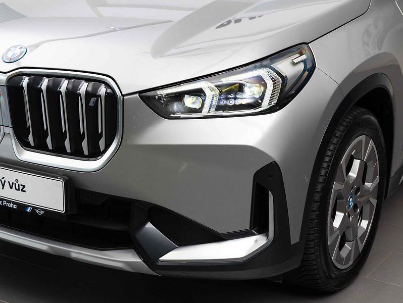 BMW iX1 xDrive30 - fotka 7 z 21