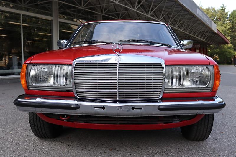 Mercedes-Benz 123 230CE KUPÉ AUTOMAT 100kW - fotka 3 z 48