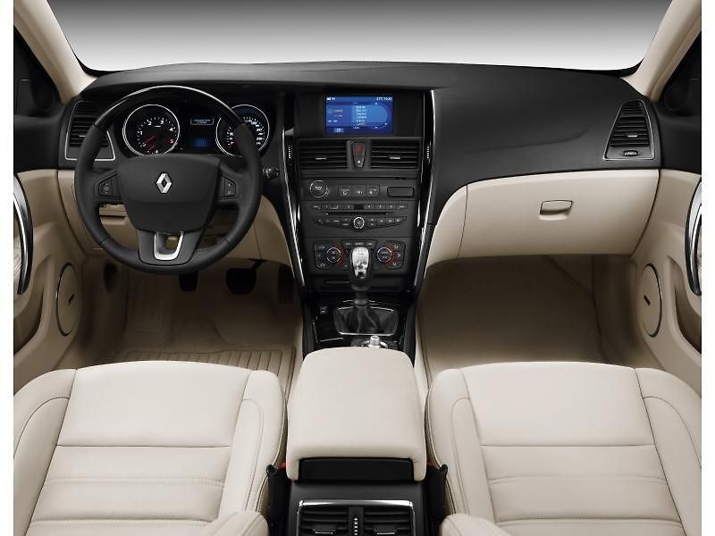 Renault Latitude je vlastně Samsung SM5, jen s jiným logem a drobnými změnami.