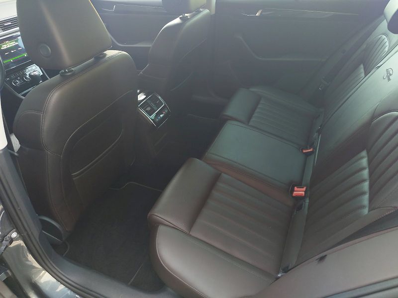 Škoda Superb (2019) Combi L&K DSG 4x4 2,0TDi 140kW - fotka 7 z 35