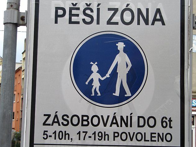V české pěší zóně zůstává obecný limit 20 km/h. Dopravní značení určuje, kterým vozidlům a kdy je vjezd povolen., zdroj: Divergent 2015. Licence: CC BY-SA 4.0.