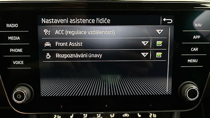 Škoda Superb 2.0 TDI DSG 4x4 Sportline Comb - fotka 25 z 28
