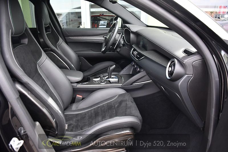Alfa Romeo Stelvio 2.9V6 Bi-T SPARCO+AKRAPOVIČ - fotka 13 z 54