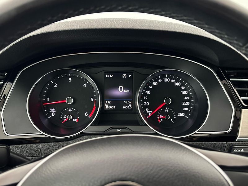 Volkswagen Passat R-Line DSG - fotka 11 z 32