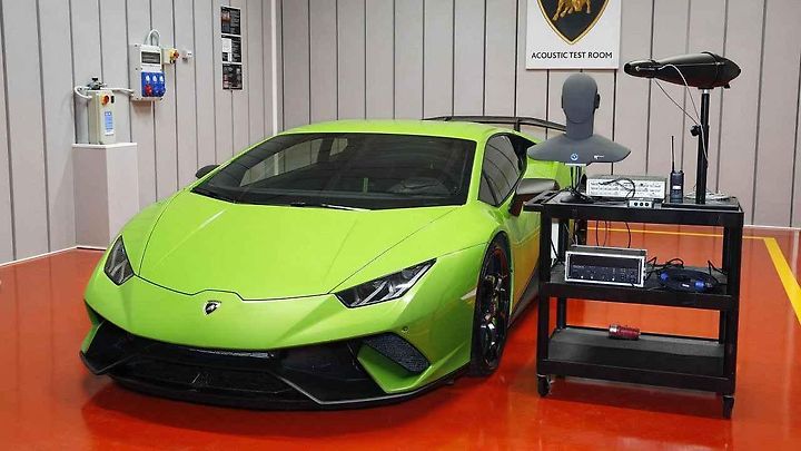 Akustická místnost pro ladění zvuku nových modelů Lamborghini.