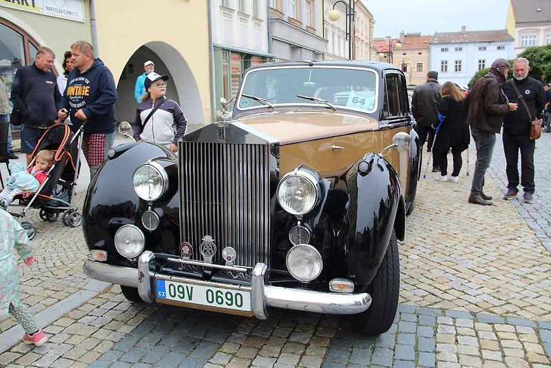Automobiloví a motocykloví veteráni se rozloučili s letošní sezonou. Start spanilé jízdy Přerovskem byl na náměstí v Lipníku. Neděle 2. září 2023