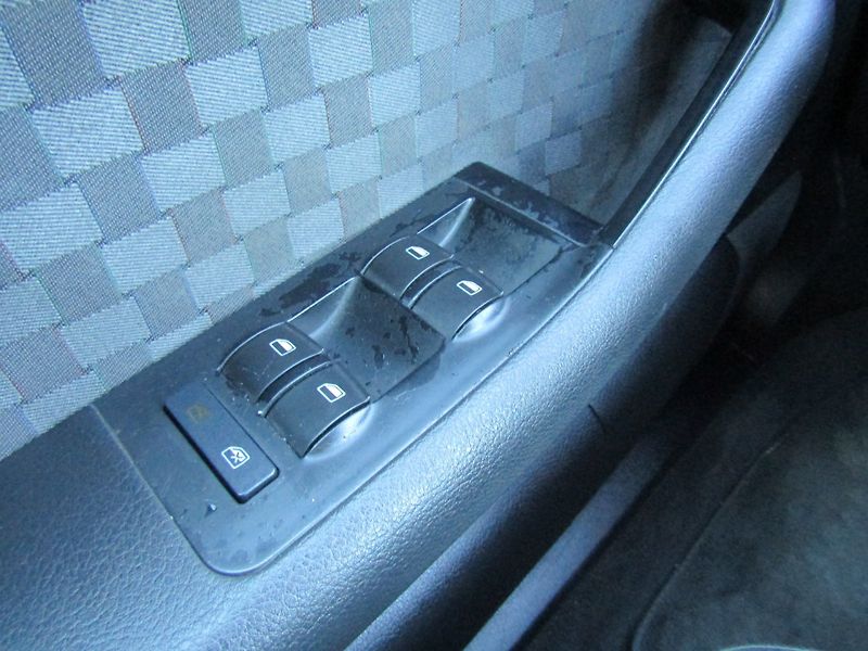 Audi A6 (2003) 1.9 TDI 96kW 2 SADY PNEU - fotka 28 z 33